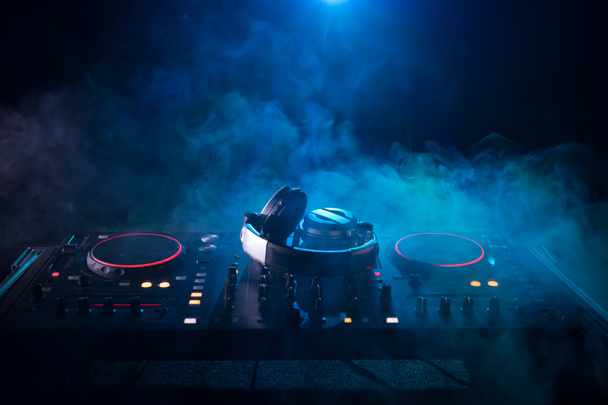 DJ Spinning keverő és karmoló, egy éjszakai klub, dj kezében csípés különböző pálya vezérlők, dj fedélzeten, strobe fények és köd, vagy Dj keveri a pályán, a nightclub-Party - Fotó, kép