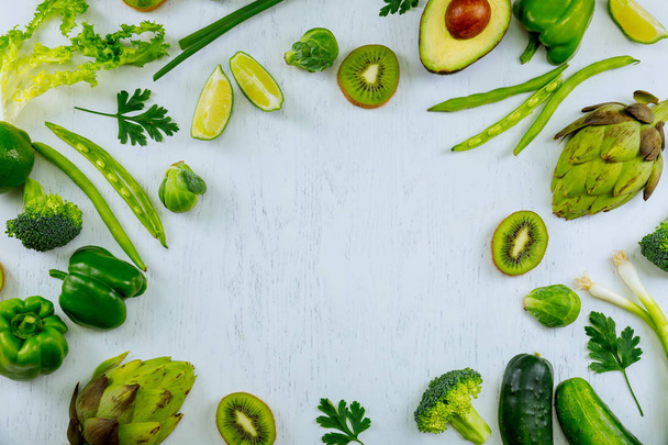 緑の野菜と新鮮な木製テーブル トップ ビュー職場クックのフルーツ各種 - 写真・画像