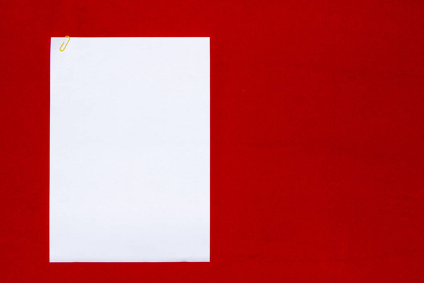 weißes Papier auf rotem Fries Stoff Textur Hintergrund - Foto, Bild
