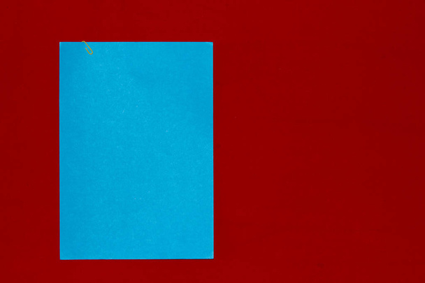 Papier bleu sur fond de texture tissu frise rouge
 - Photo, image