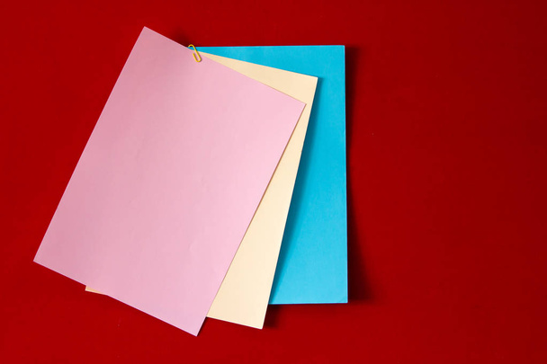 de kleur van het papier op rode Fries stof doek textuur achtergrond - Foto, afbeelding