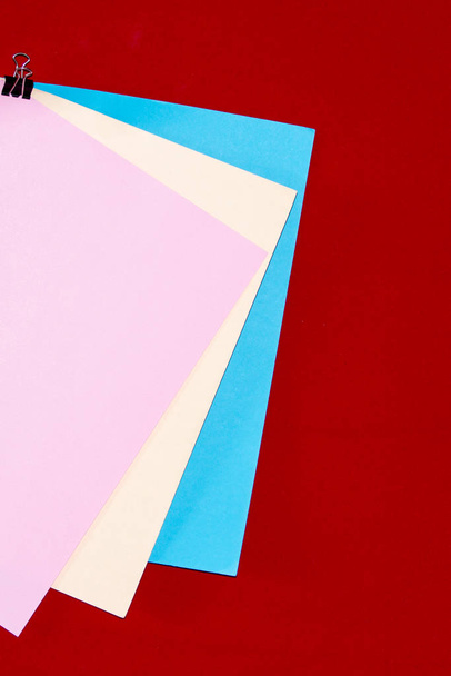 couleur du papier sur fond de texture tissu frise rouge
 - Photo, image
