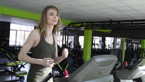 Sportos lány fut a futópad - Felvétel, videó
