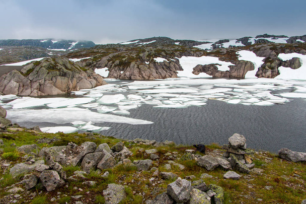 Cubos de hielo, trozos de hielo derretidos en un lago en Noruega, Europa
  - Foto, Imagen