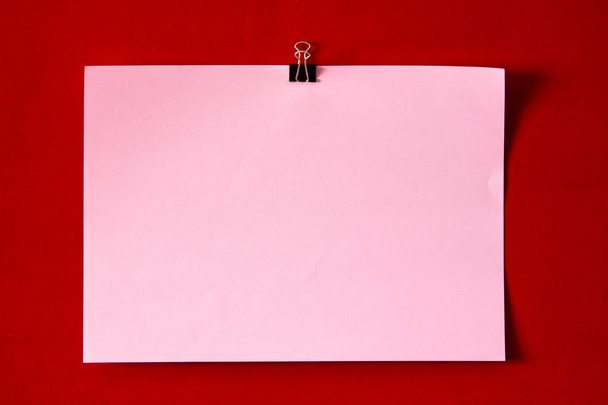 Roze papieren op rode Fries stof doek textuur achtergrond. - Foto, afbeelding