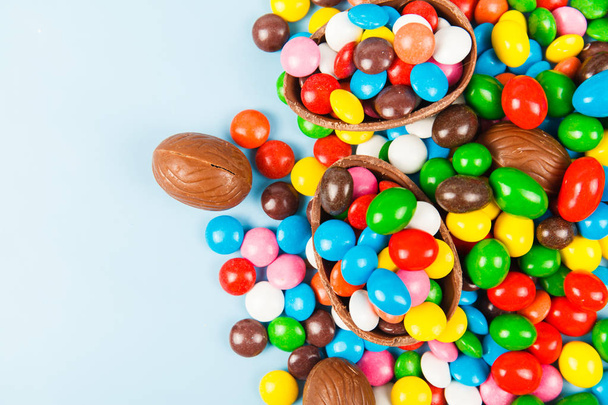 Schokoladeneier und farbige Bonbonglasur - Foto, Bild