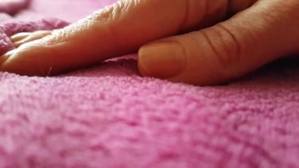 mão acariciando lã material
 - Filmagem, Vídeo