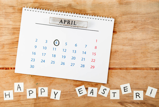 Ημερολόγιο μπλοκ σε άσπρο φόντο. 4 Απριλίου - Φωτογραφία, εικόνα