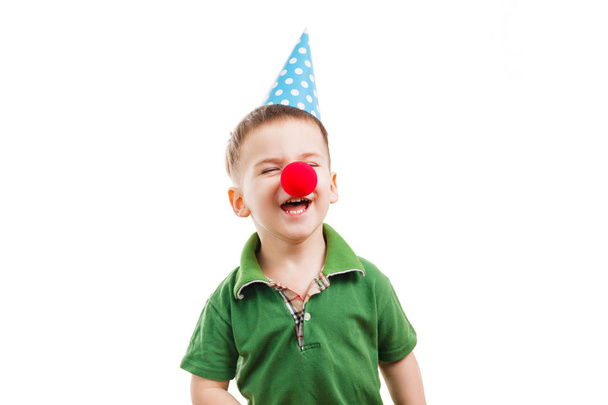 Ragazzo con un cono festivo e il naso di un clown
 - Foto, immagini