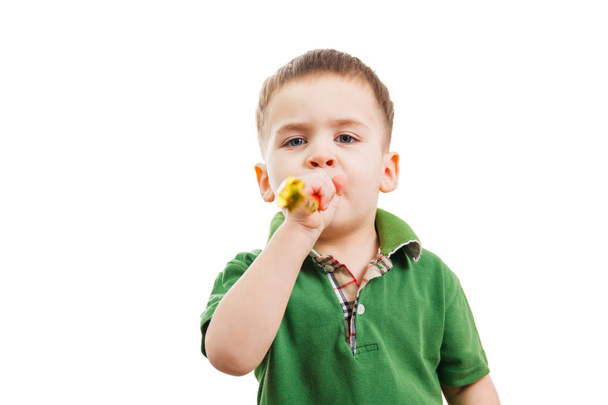 Rapaz num cone festivo e nariz de palhaço
 - Foto, Imagem