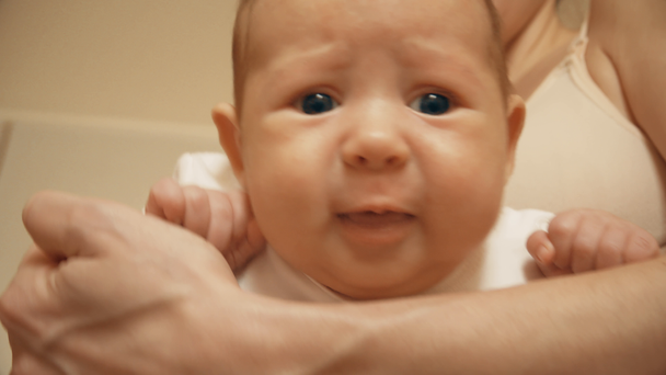 Mujer sostiene a bebé recién nacido en sus manos
 - Metraje, vídeo