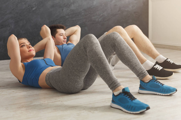 Fitness pari makaa tekemässä crunches
 - Valokuva, kuva