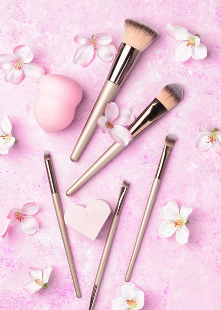 Set von Make-up-Pinseln auf rosa Hintergrund. - Foto, Bild