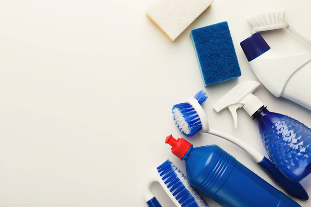 Schoonmaak leveringen en producten voor huis opruimen - Foto, afbeelding