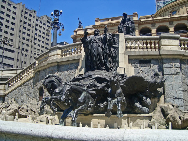 Monumento e fonte
 - Foto, Imagem