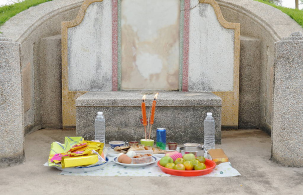  nourriture et boisson pour offrir ancêtre sur le cimetière chinois à Quingming festival
 - Photo, image