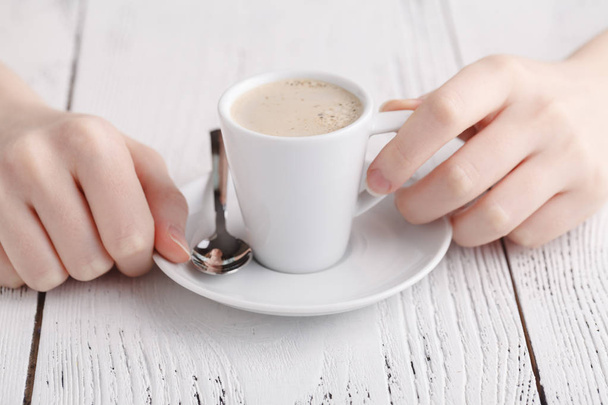 Hand holding a cup of coffee - Foto, afbeelding
