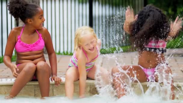 Szép Multi etnikai gyermekek játszanak a medencében - Felvétel, videó