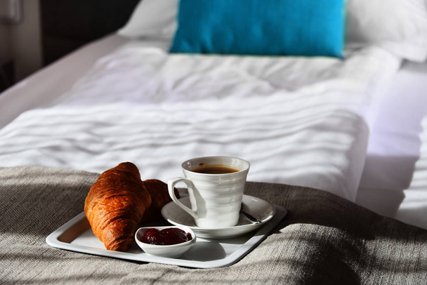 Сніданок у ліжку в готельному номері
 - Фото, зображення