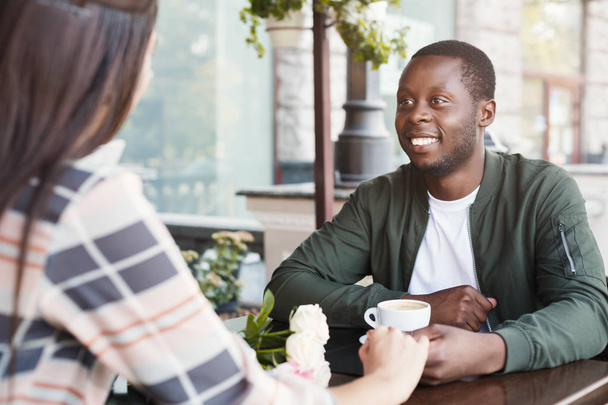 Счастливый мужчина наслаждается свиданием в кафе
 - Фото, изображение