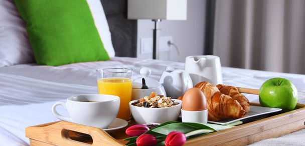 Aamiainen tarjotin sängyssä hotellihuoneessa - Valokuva, kuva