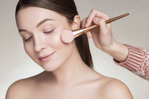 Make up taiteilija valmistautuu kaunis brunette valkoihoinen nuori woma
 - Valokuva, kuva
