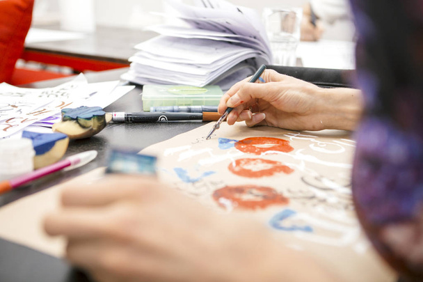 Žena kaligrafie spisy, udělat umění na papíře pomocí pera b - Fotografie, Obrázek