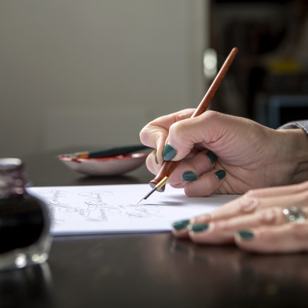 Γυναίκα κάνει καλλιγραφία γραπτά, τέχνη σε χαρτί με στυλό b - Φωτογραφία, εικόνα
