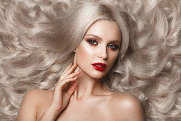 Belle blonde de manière hollywoodienne avec boucles, maquillage naturel et lèvres rouges. Beauté visage et cheveux
. - Photo, image