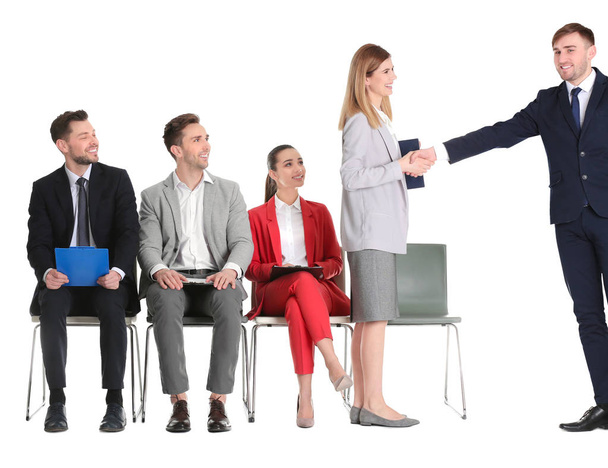 Arbeitgeber begrüßt Bewerber auf weißem Hintergrund. Vorstellungsgespräch - Foto, Bild