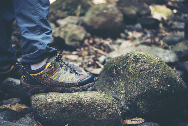 Close up de aventura homem pés andar em um caminho de montanha
. - Foto, Imagem