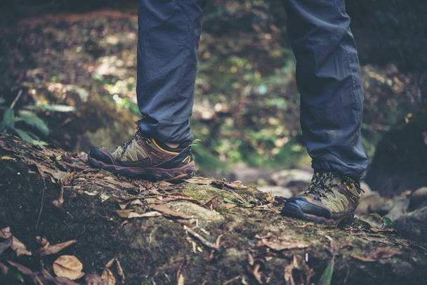 Κοντινό πλάνο του άνδρα περιπέτεια πόδια με τα πόδια σε ένα μονοπάτι στο βουνό. - Φωτογραφία, εικόνα