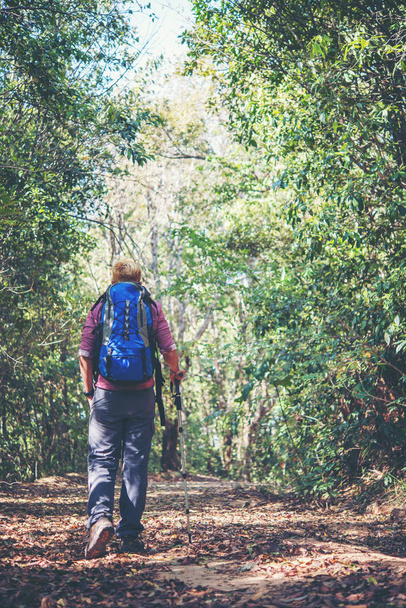 Jonge man avontuur wandelen in de bergen met een rugzak. - Foto, afbeelding