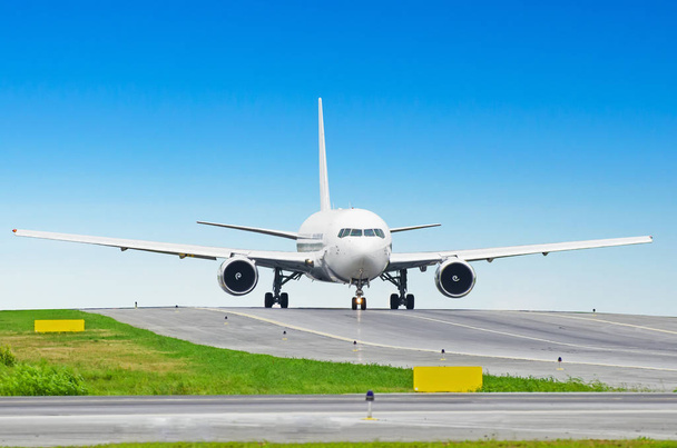 Λευκό επιβατικό αεροπλάνο τροχοδρόμησης στο αεροδρόμιο. - Φωτογραφία, εικόνα