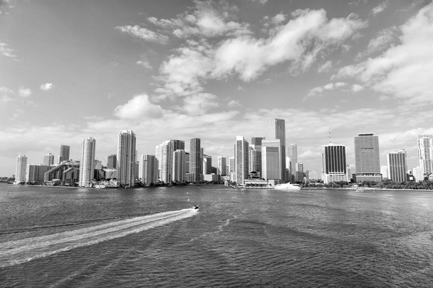 Aerial näkymä Miami pilvenpiirtäjiä sininen pilvinen taivas, vene purjehtia - Valokuva, kuva
