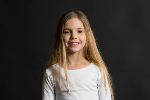 Modelo de niño sonriendo con el pelo largo y saludable
 - Foto, imagen