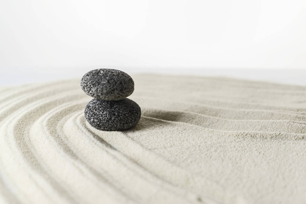 Zen kivi puutarha valkoisella hiekalla
 - Valokuva, kuva