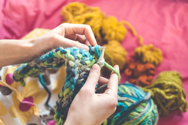 La femme tricote
. - Photo, image