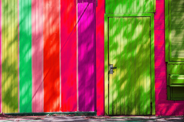 複数の色の木製の壁や家、キエフ、ウクライナでドア - 写真・画像