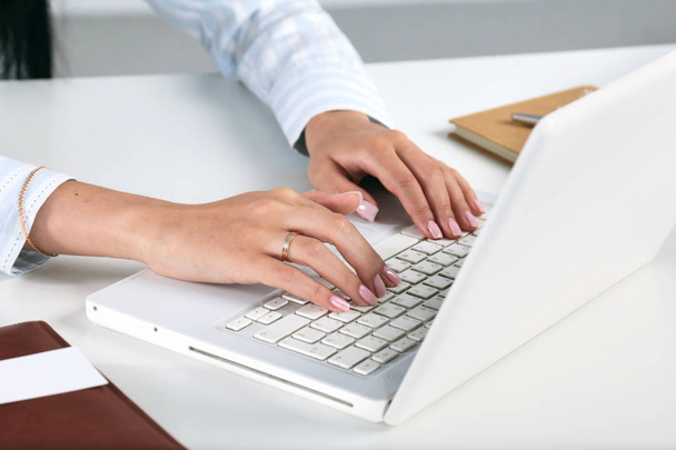 Female office worker typing on the keyboard - Fotoğraf, Görsel