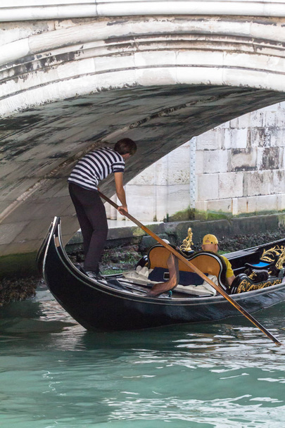 gondole avec gondolier et touristes
 - Photo, image