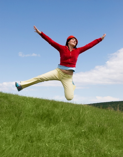 счастливая прыгучая девушка - Фото, изображение