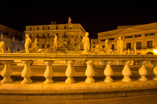Fontána na Piazza Pretoria ostuda v noci, Palermo, Itálie - Fotografie, Obrázek