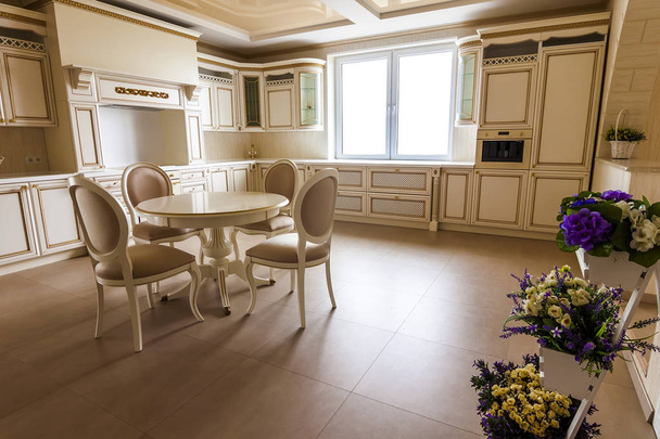 Luxus modern felszerelt konyha lakberendezés. Konyha, luxus otthon, wi - Fotó, kép
