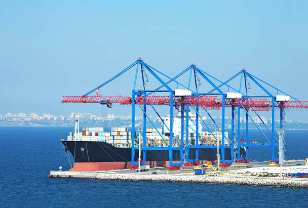 Grúa, buque y contenedor de carga portuaria
 - Foto, imagen