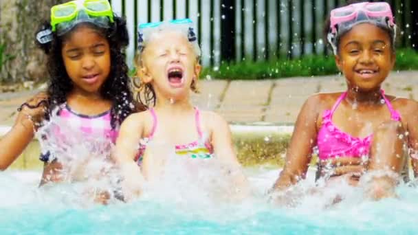 Slow Motion Multi étnicos amigos piscina al aire libre
 - Imágenes, Vídeo