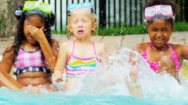 glücklich multi-ethnischen Kindheit Freunde Schwimmbad - Filmmaterial, Video