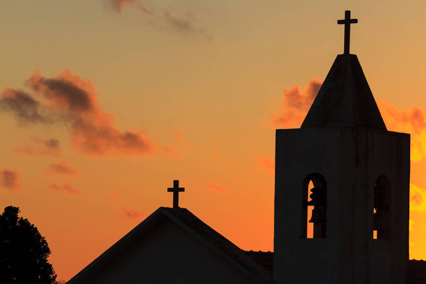 silueta katolického kostela s kříži, náboženstvím a hudbou - Fotografie, Obrázek