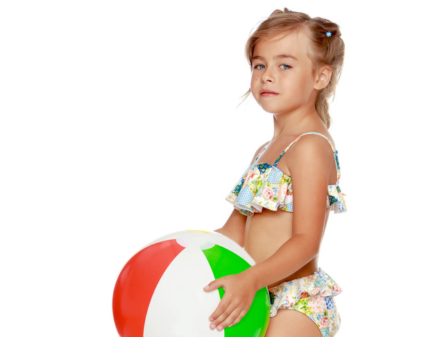 Petite fille en maillot de bain avec une balle - Photo, image
