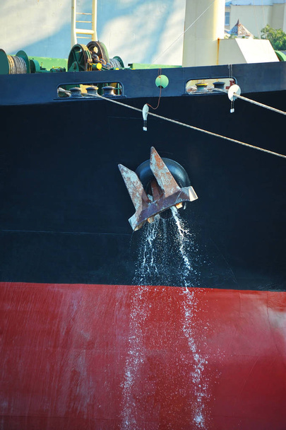 Âncora no casco do navio
 - Foto, Imagem